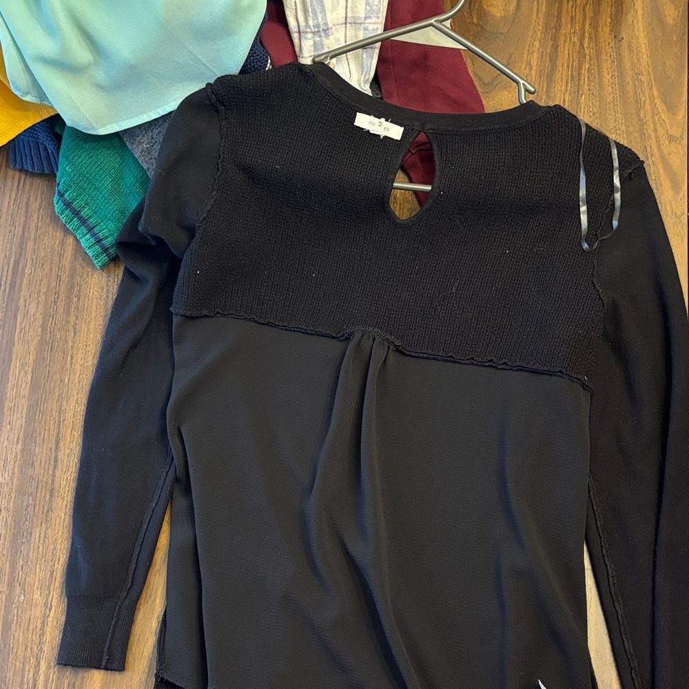 Women MED Black Top, flowy - dress up or down BUNDLE2SAVE